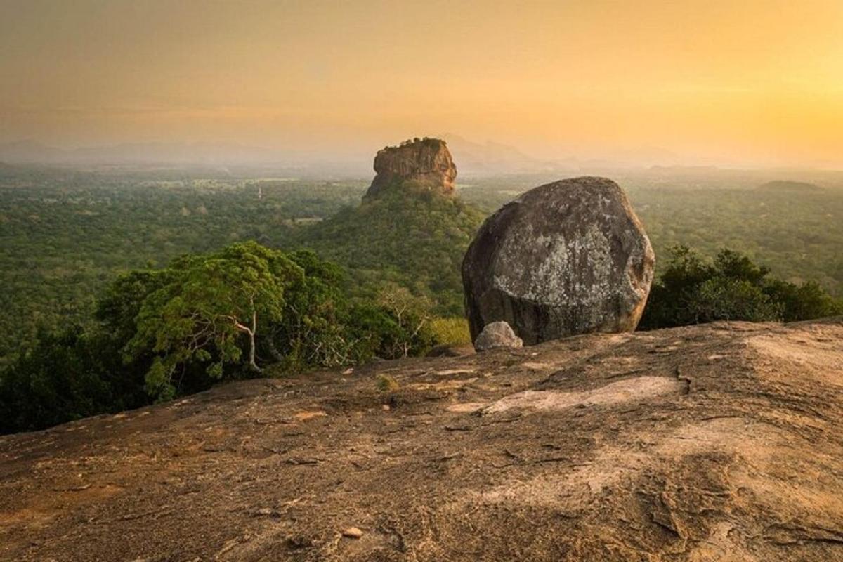 uma rocha no topo de uma montanha com vista