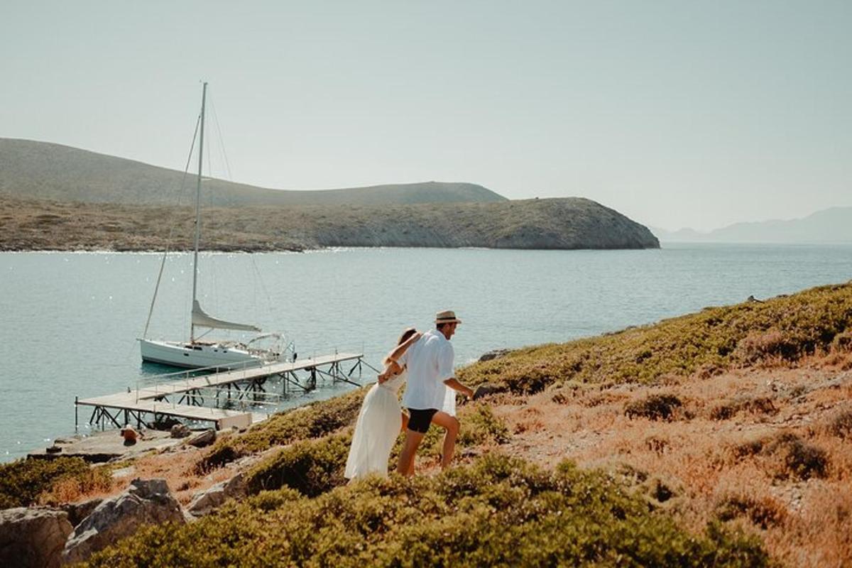 una sposa e uno sposo che camminano su una spiaggia con una barca