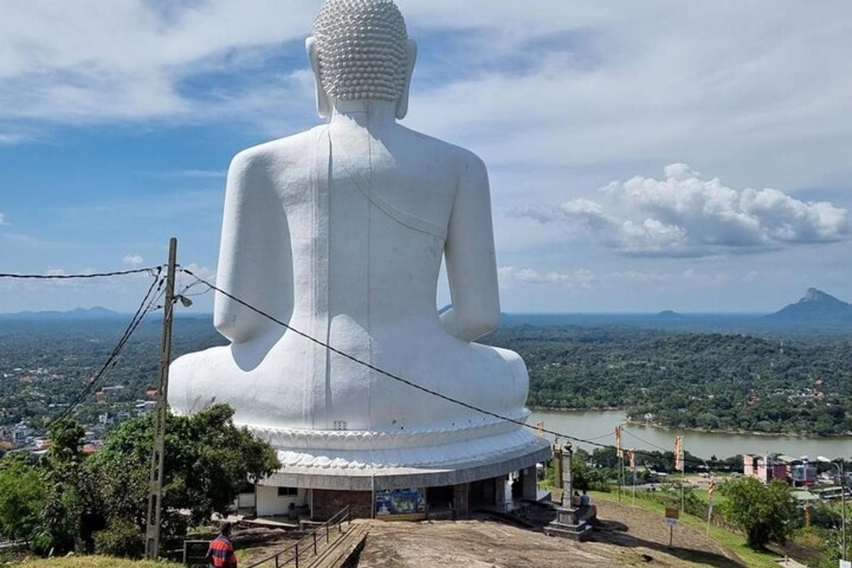 eine große weiße Statue auf einem Hügel
