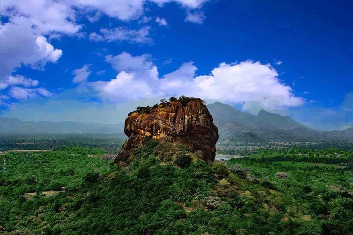 una formazione rocciosa nel mezzo di una montagna