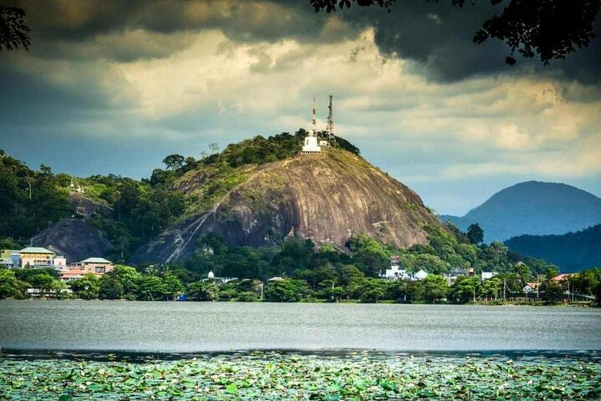 eine kleine Insel mit einer Kirche darauf