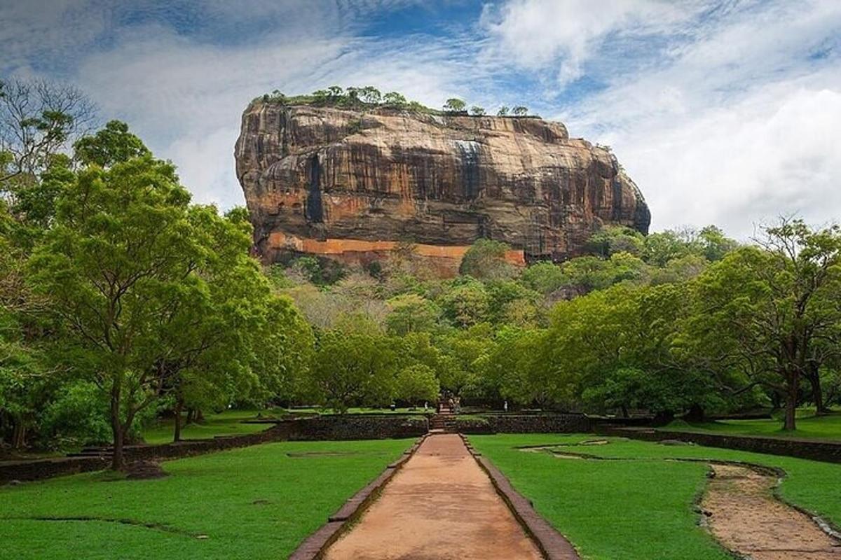 una grande roccia in mezzo a un parco