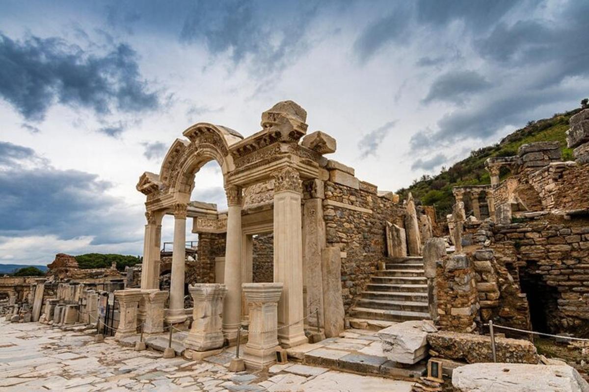 um edifício de pedra com um arco e escadas