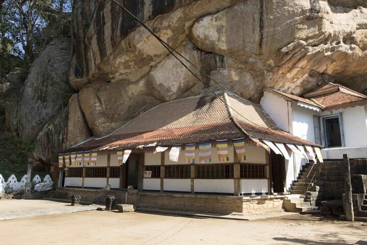 ein Gebäude vor einer Felswand