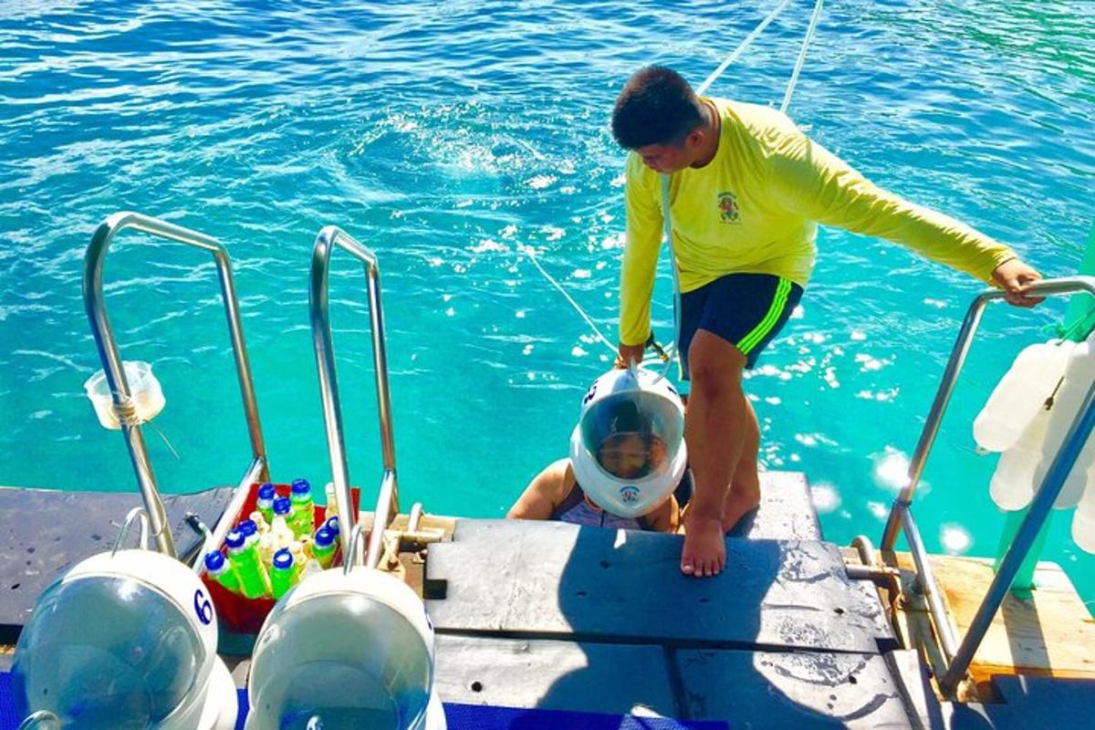 um homem em pé na parte de trás de um barco na água