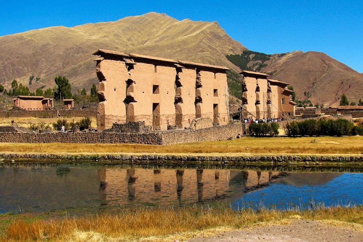 un antico edificio accanto a uno specchio d'acqua
