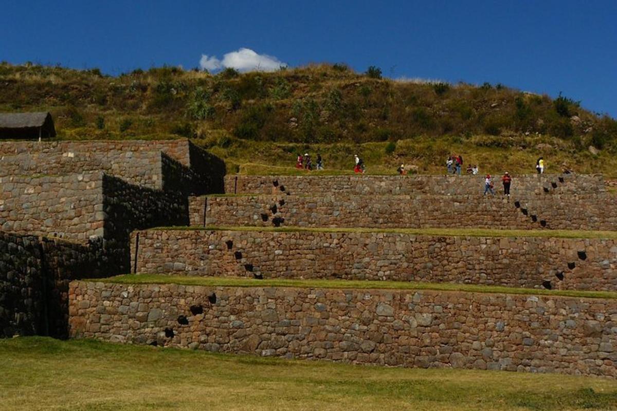 un gruppo di persone che camminano in cima a un muro di mattoni