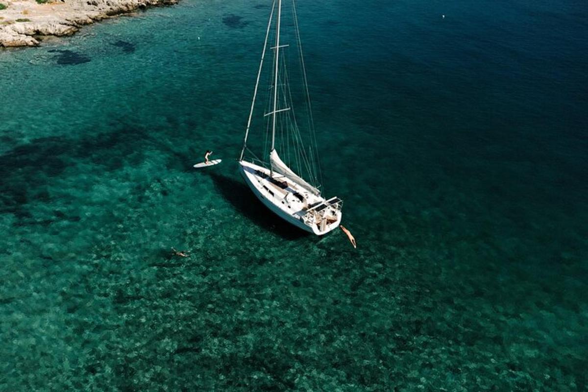 μια βάρκα που επιπλέει στο νερό στον ωκεανό