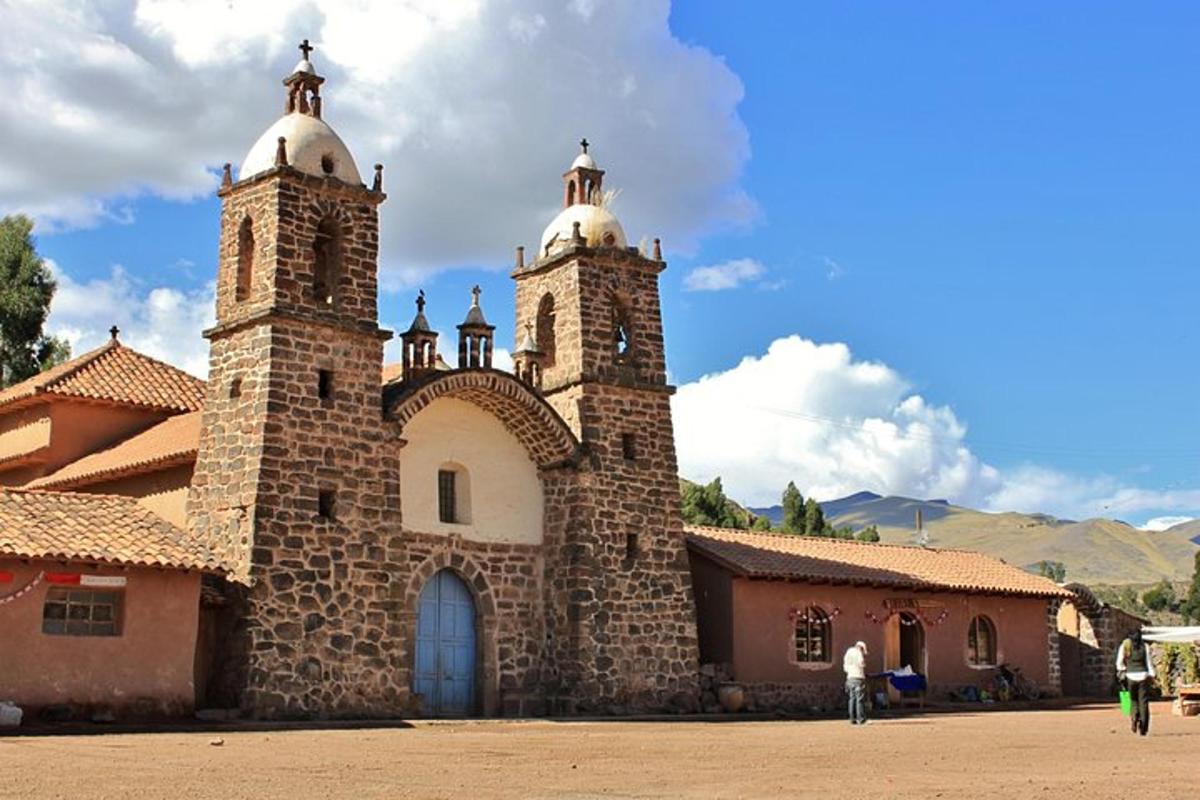 un edificio con due cupole in cima