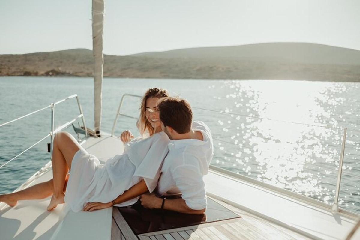 um homem e uma mulher sentados em um barco