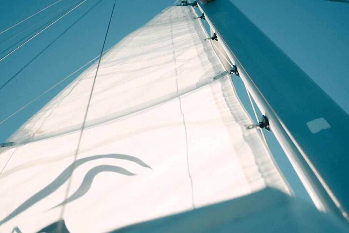 um close de uma vela em um barco