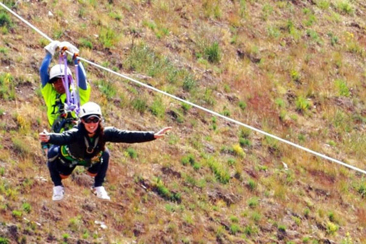 两个人在山上滑索