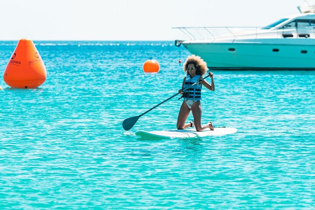 mladá dívka na paddleboardu ve vodě