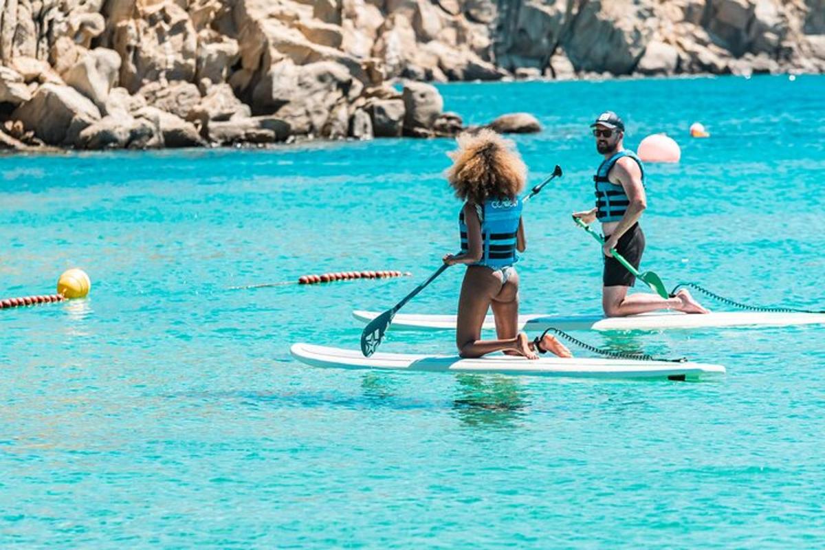 muž a dívka na paddleboardech ve vodě