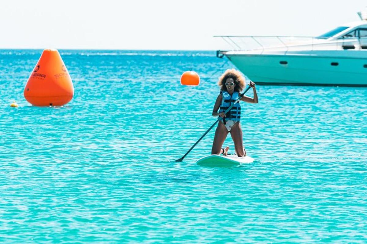 mladá dívka na paddleboardu ve vodě