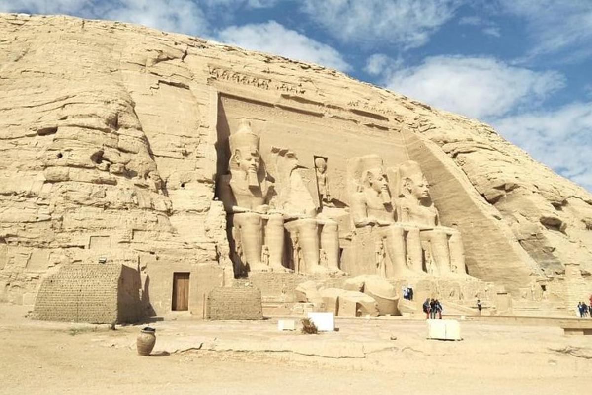 un grande edificio in pietra con statue su di esso
