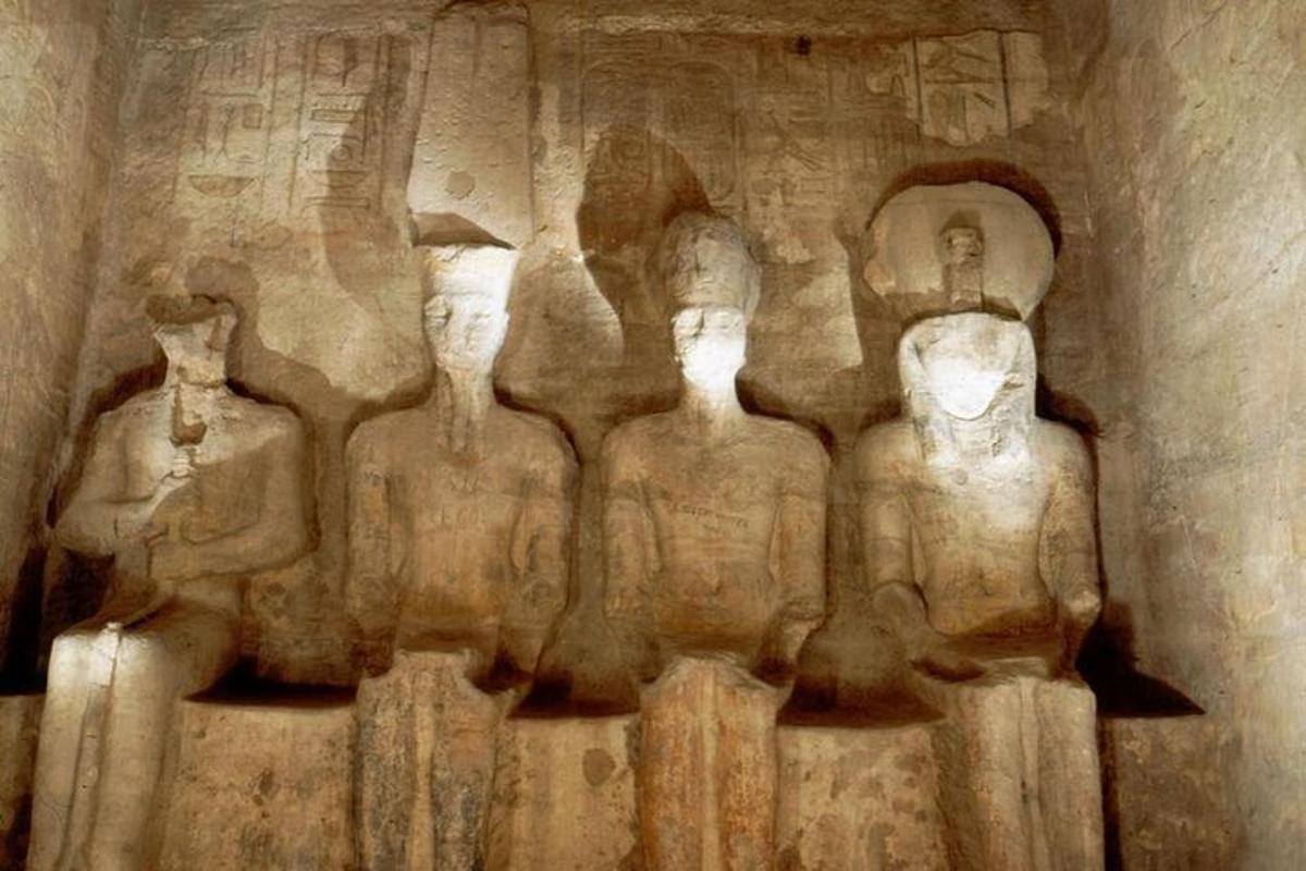 un rilievo di un gruppo di persone su un muro