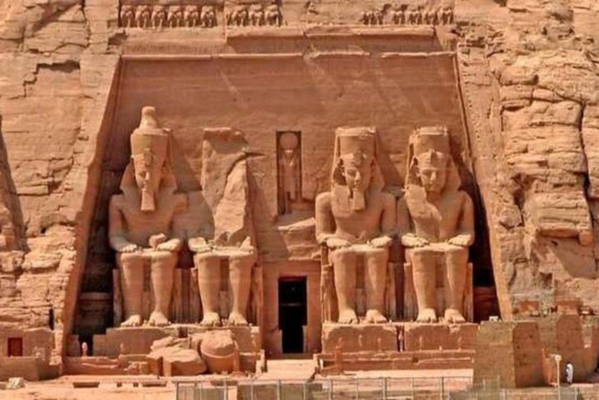 un grande edificio in pietra con statue su di esso