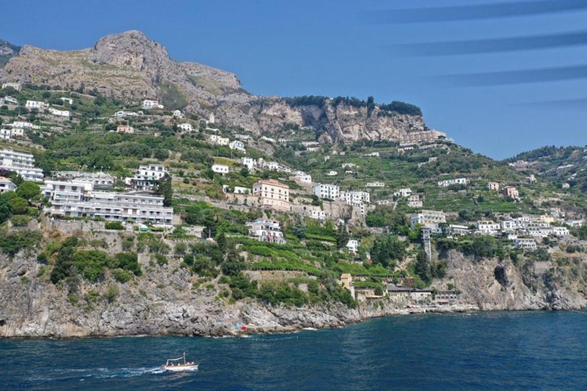قرية على جانب الجبل