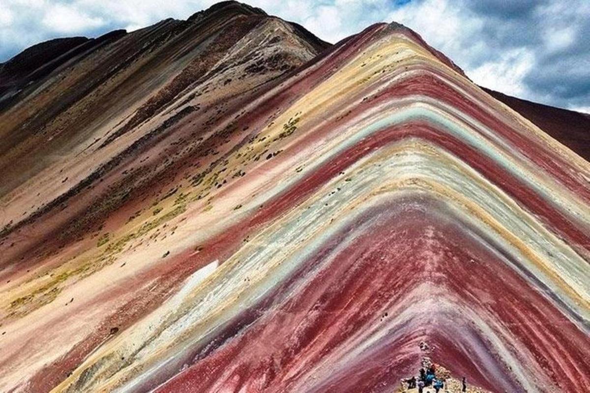 una montagna con vernice multicolore sul fianco