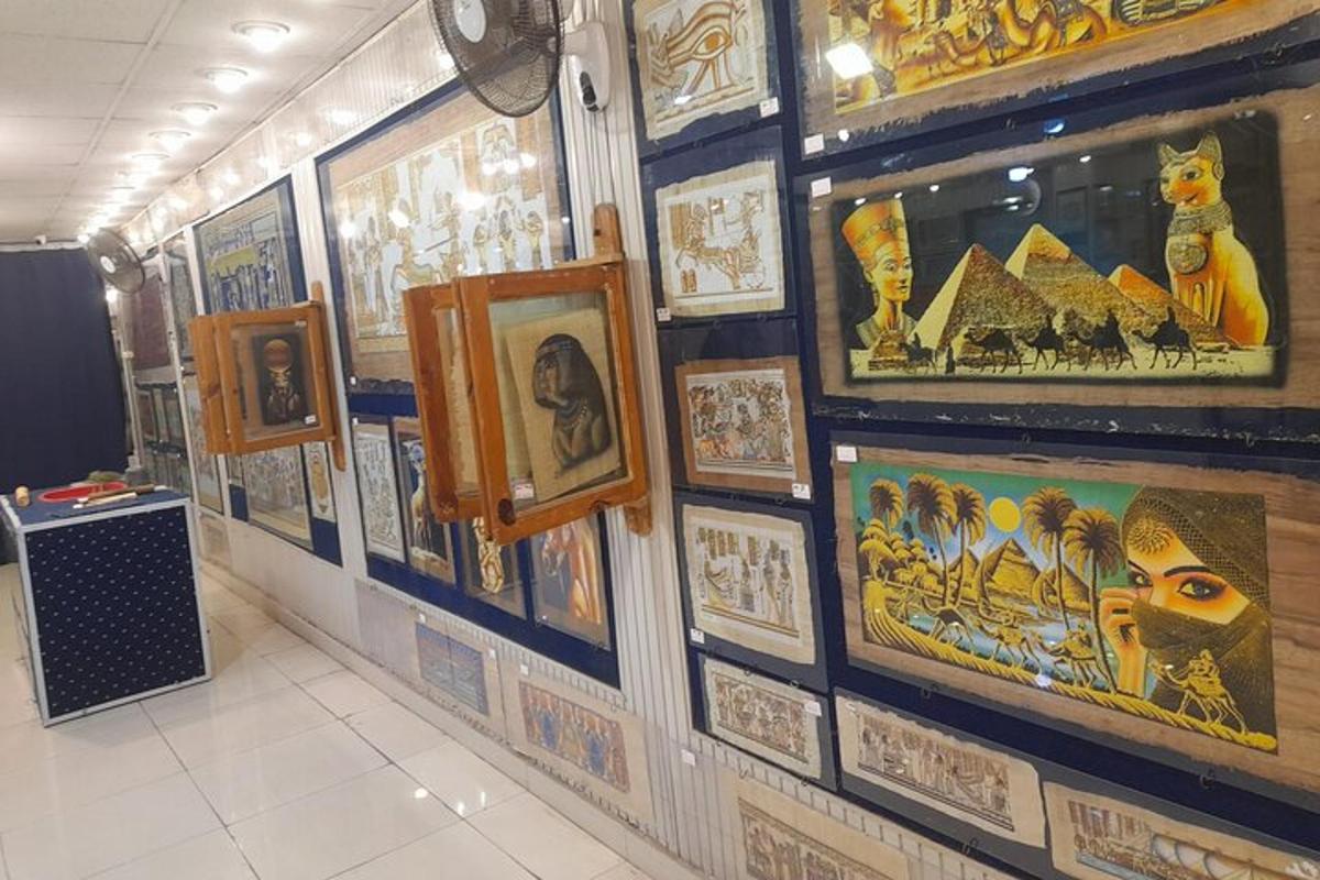 Una pared con pinturas y cuadros