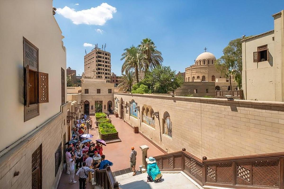 un grup de persones dretes al balcó d'un edifici