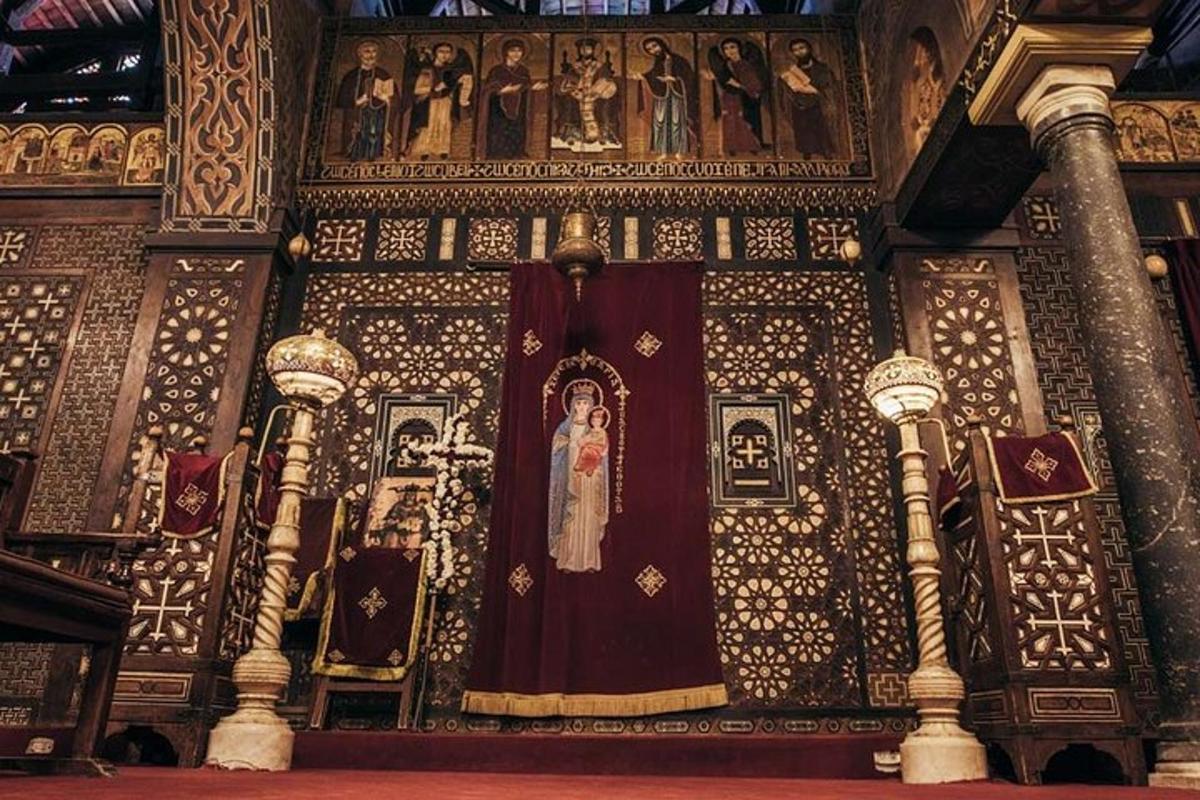 en kirke med et billede af en kvinde på væggen