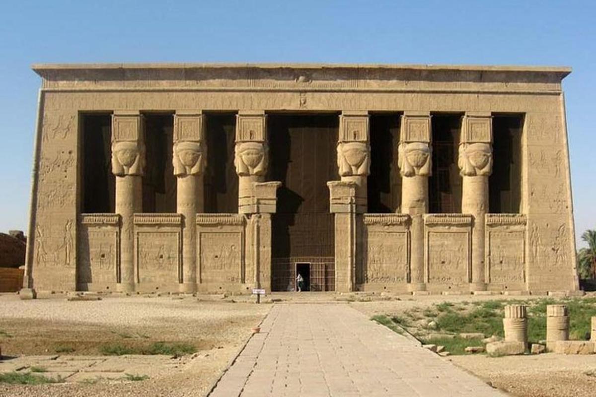 un gran edifici de pedra amb cares