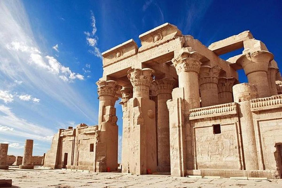 un antico edificio con colonne nel deserto