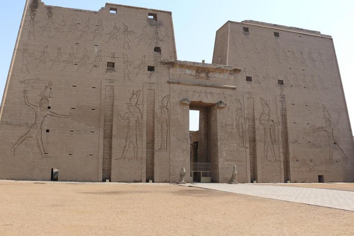un edificio con geroglifici sul lato