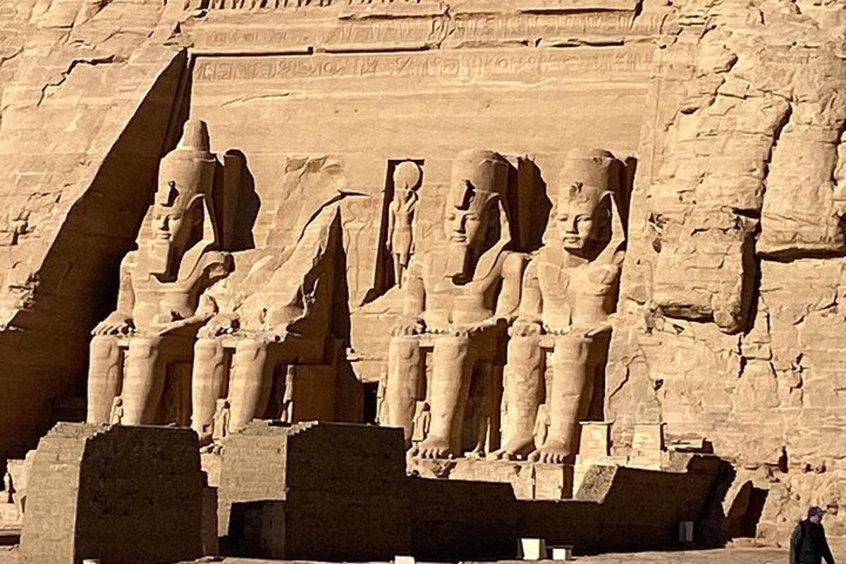 تمثال لمجموعة من التماثيل على الحائط