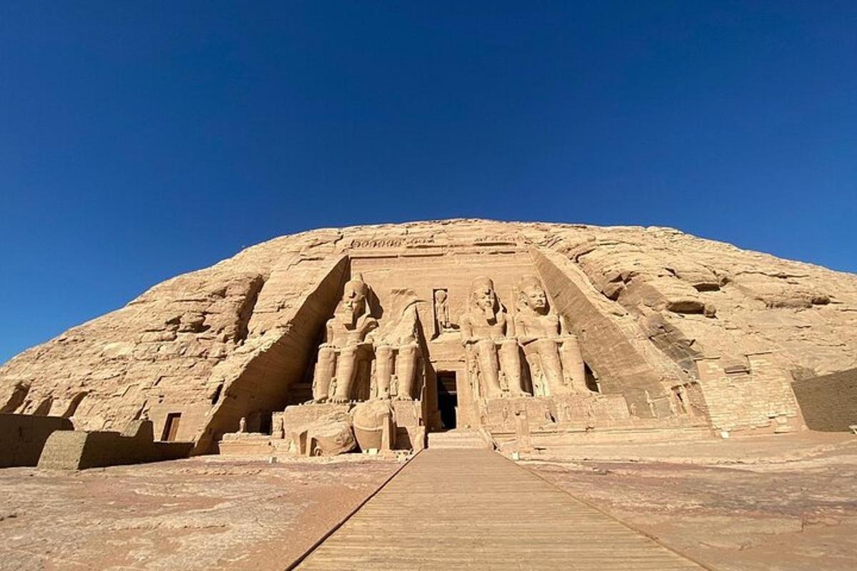 مبنى كبير في الصحراء مع سماء زرقاء