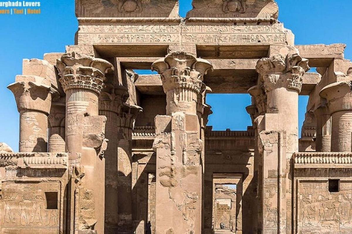 un antico edificio con colonne nel deserto