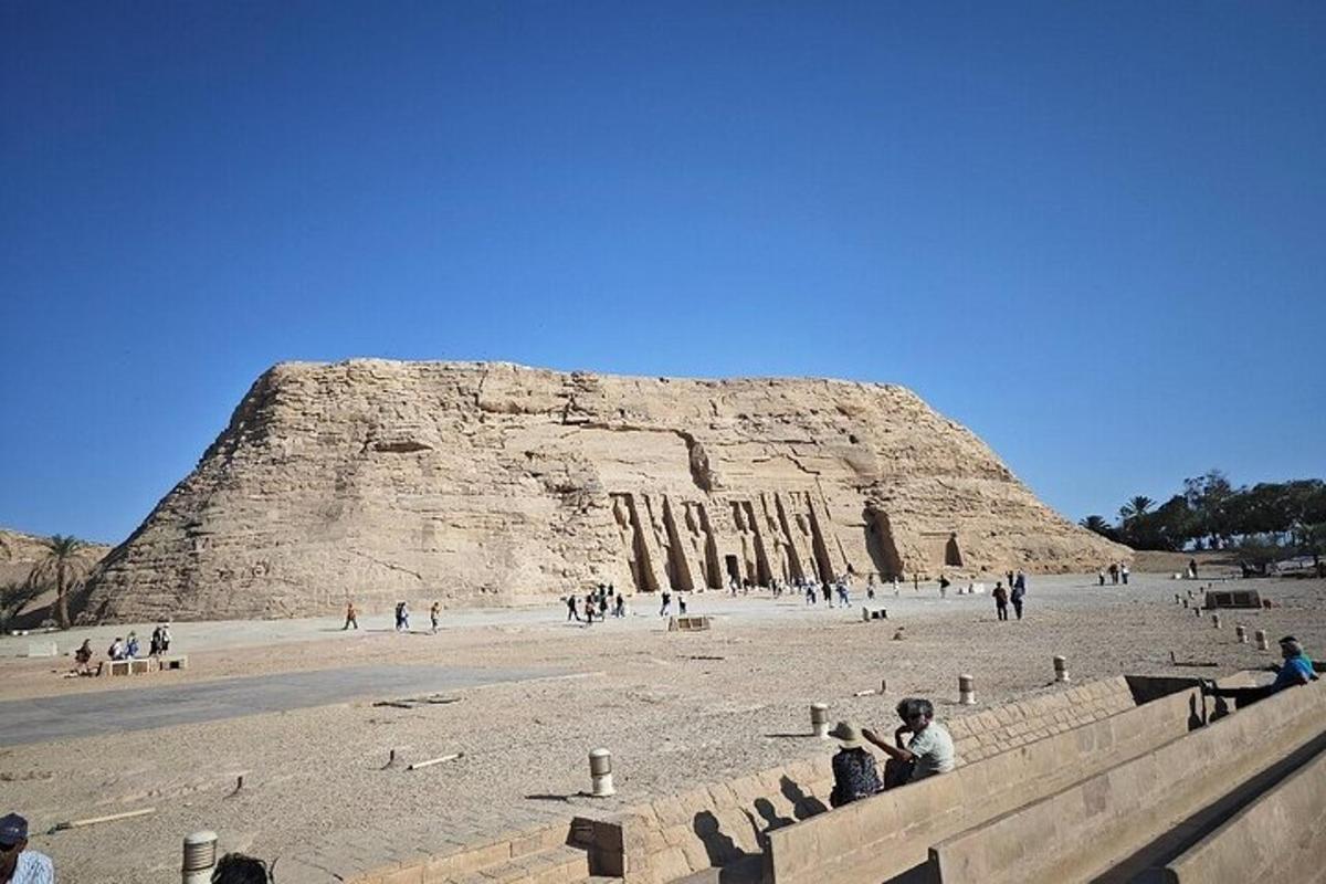 een groep mensen die voor een piramide staan