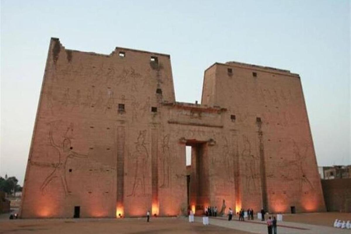 un grande edificio con persone in piedi di fronte