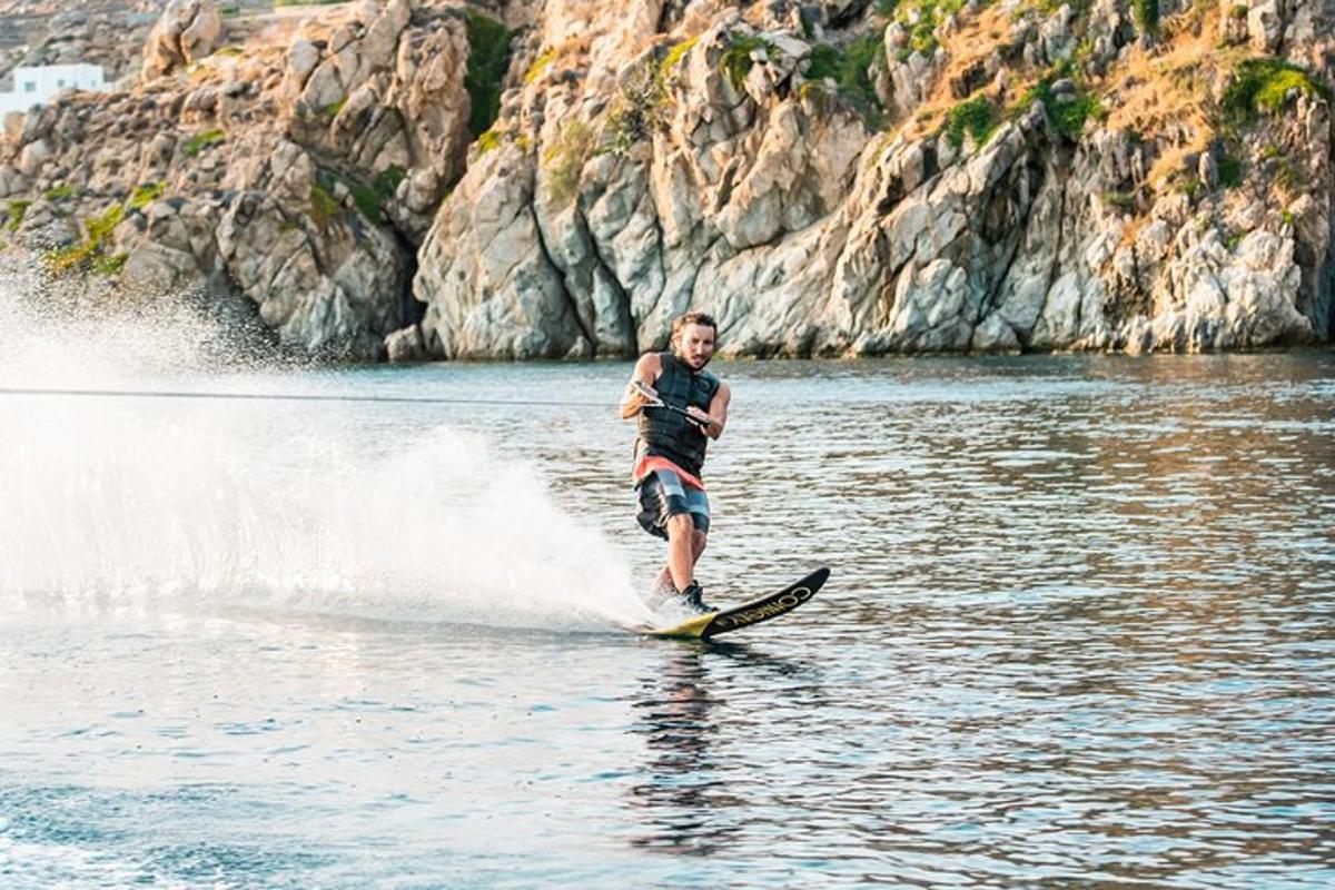 seorang lelaki sedang bermain ski air di tasik