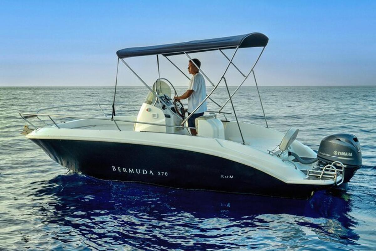 um homem em pé em um barco na água
