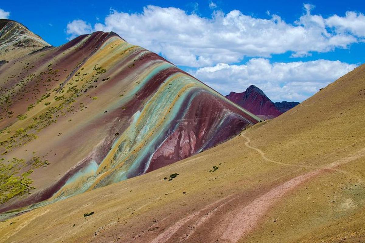 una montagna con un arcobaleno sul fianco