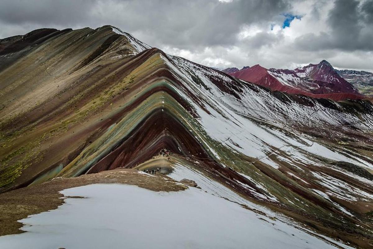una vista aerea di una montagna innevata