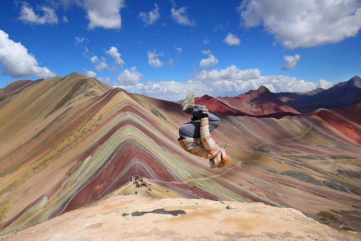 un uomo che fa un trick sullo skateboard su una montagna