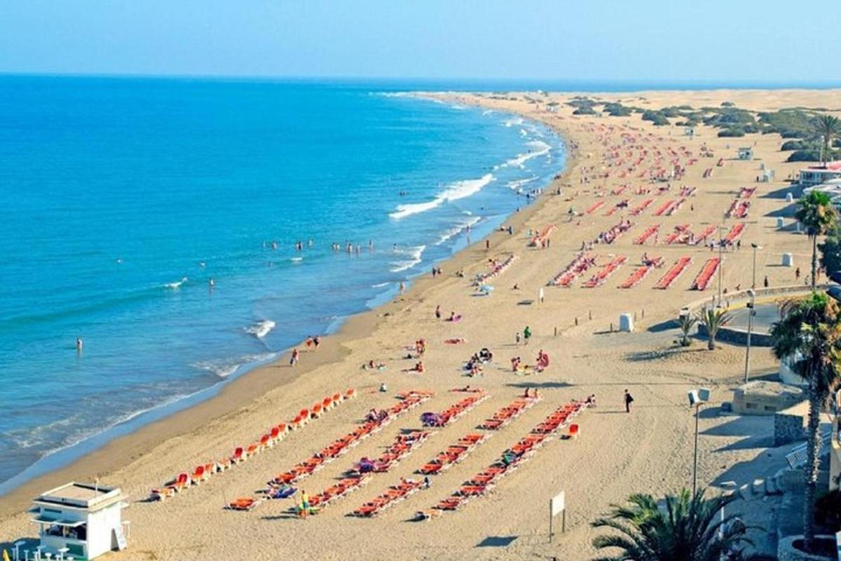 egy strand sok emberrel és az óceánnal