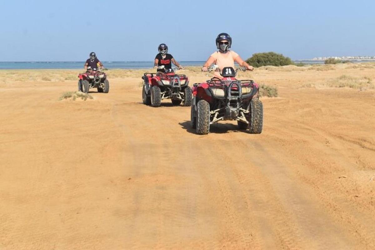 sekumpulan orang menunggang atv di jalan tanah