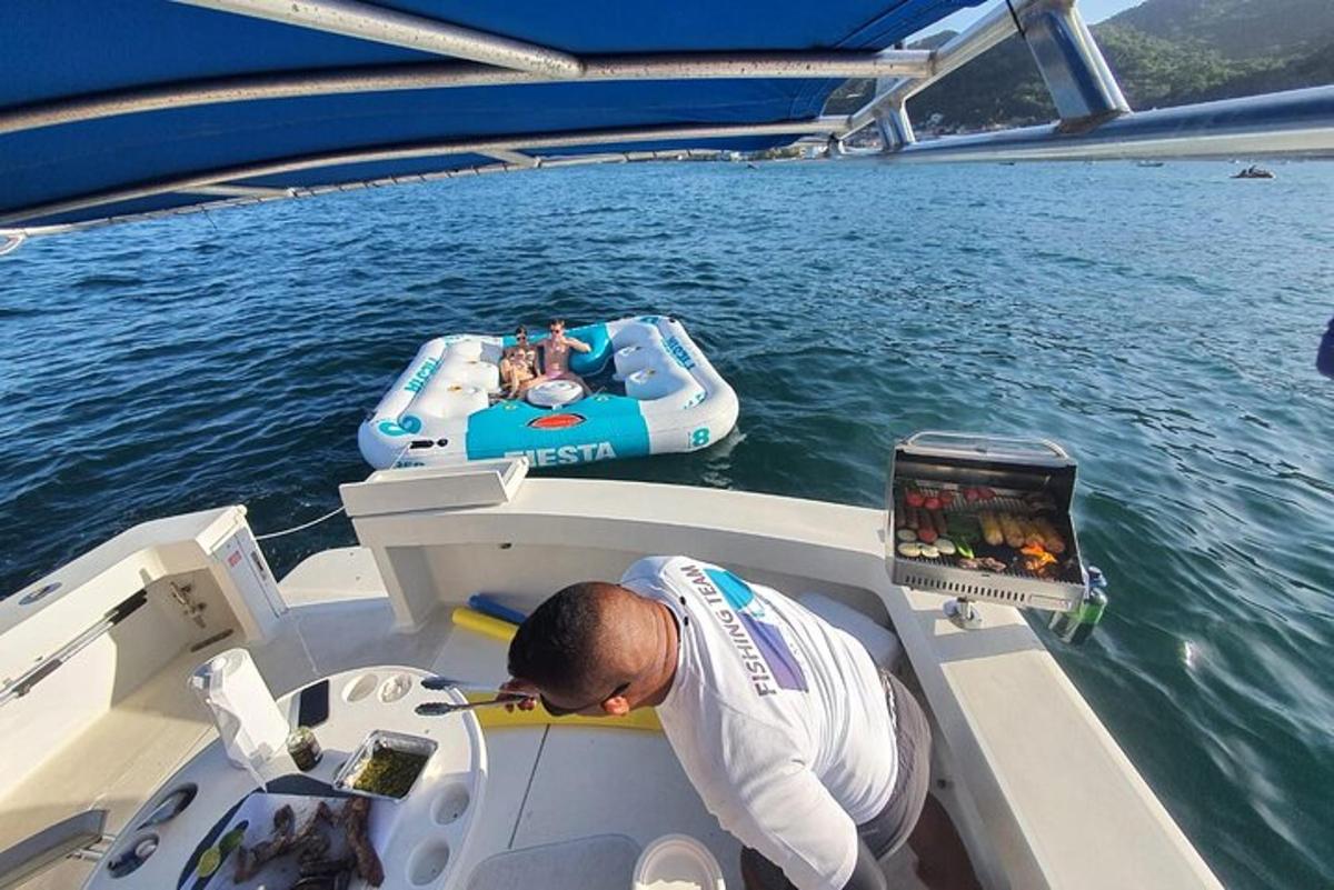 мужчина на лодке в воде с ноутбуком
