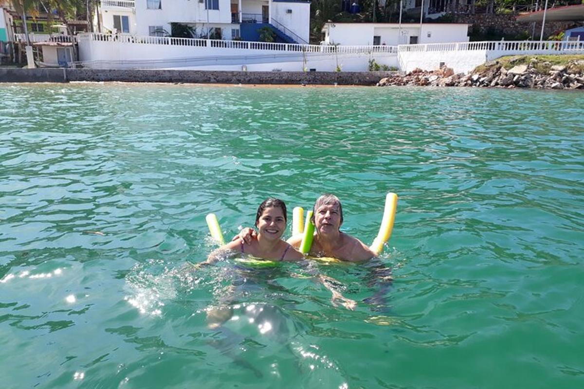 due persone stanno nuotando nell'acqua