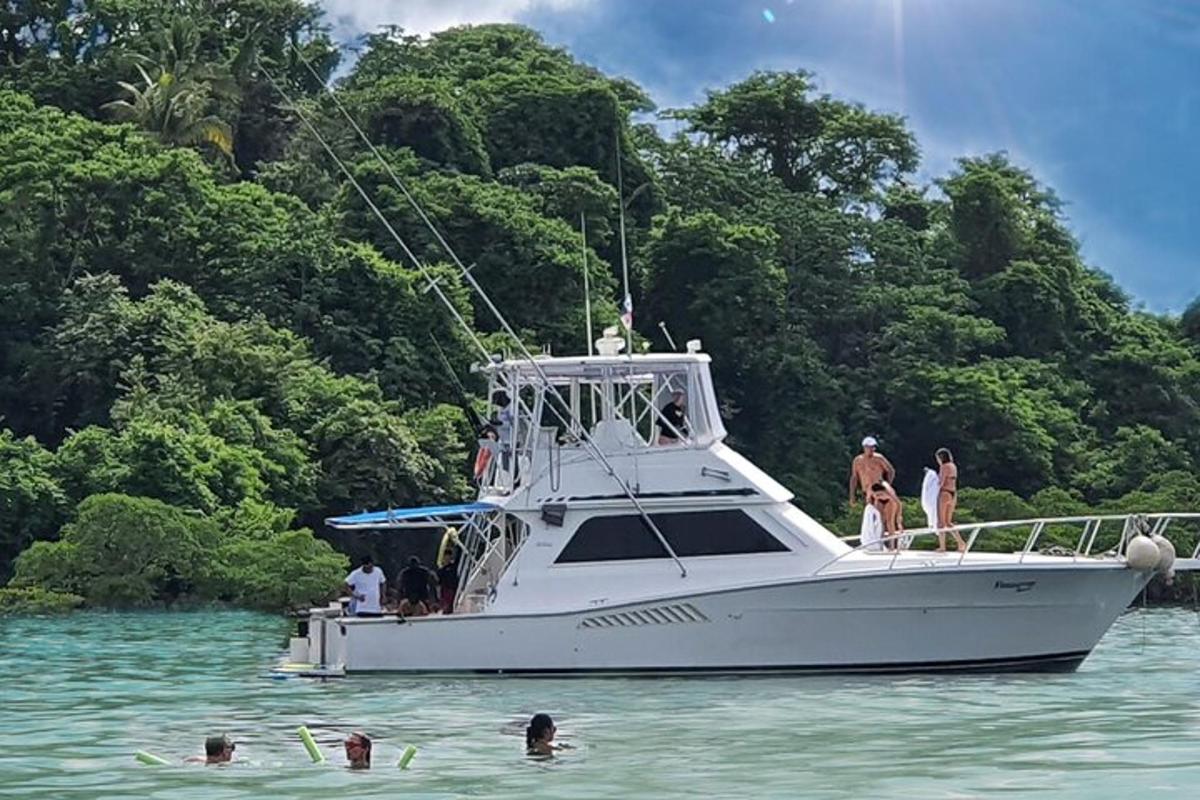un gruppo di persone su una barca in acqua