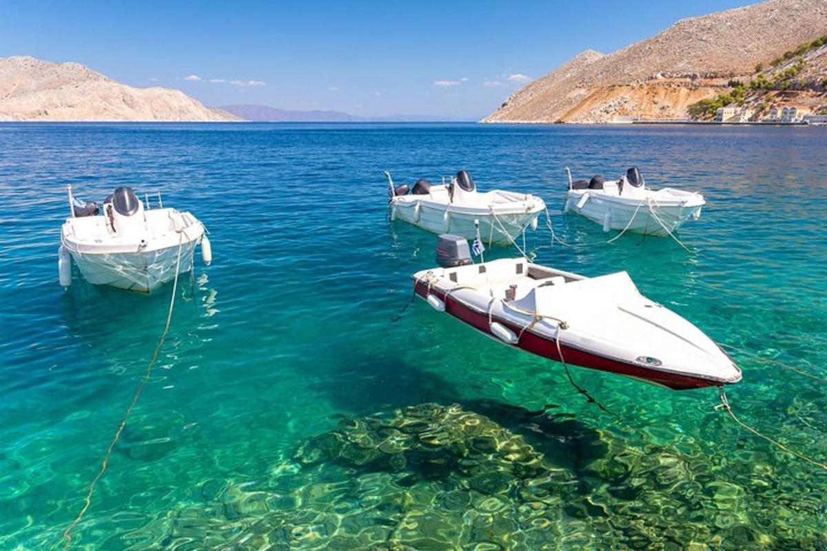 μια ομάδα σκαφών στο νερό