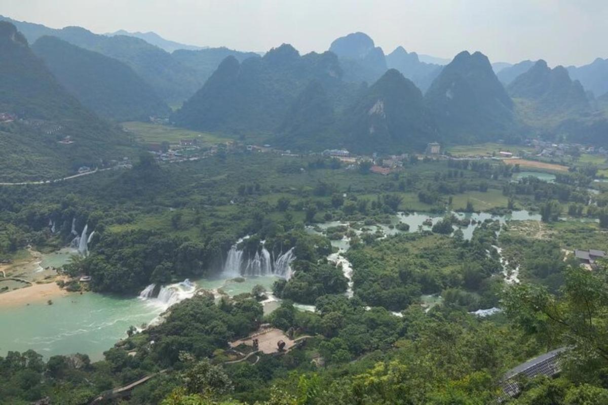 山谷与河流和山脉的景色