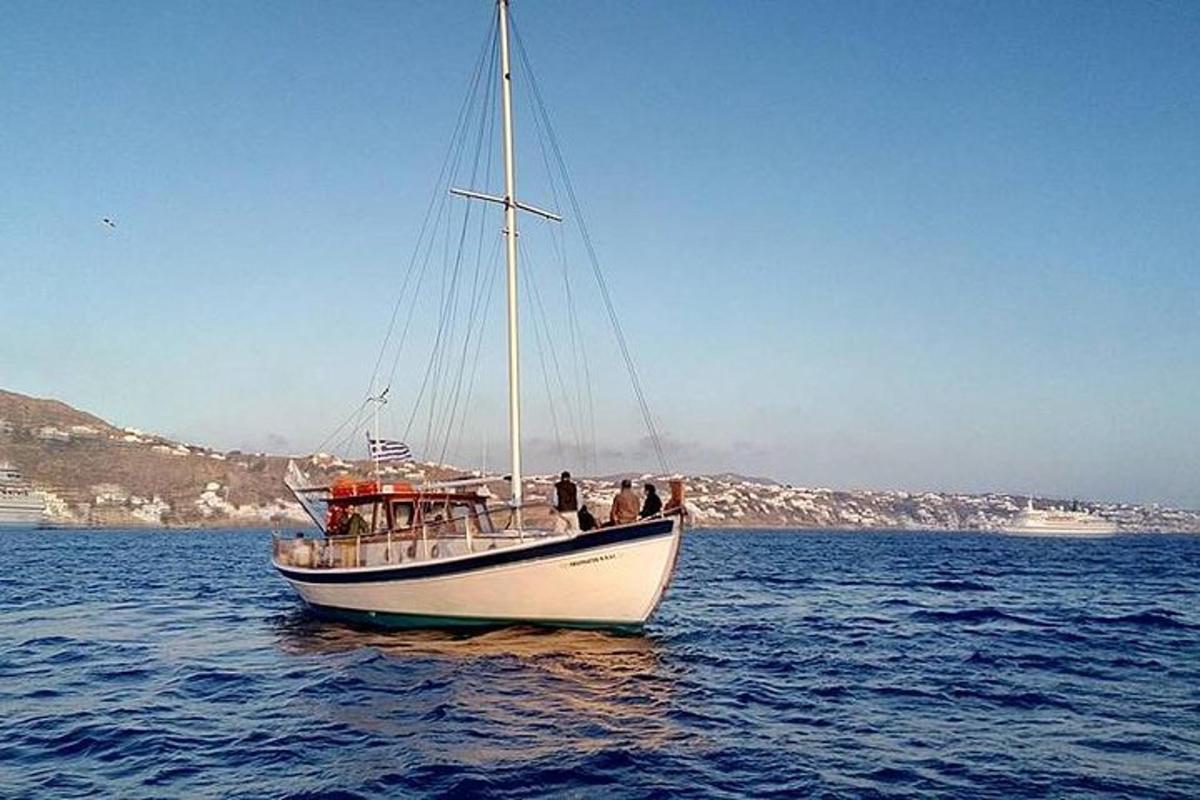 μια βάρκα στο νερό με ανθρώπους πάνω της