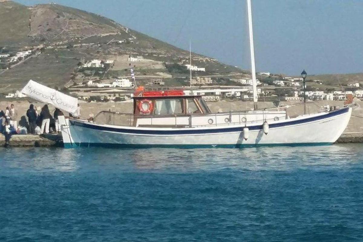 en båt som ligger i vannet ved siden av en strand