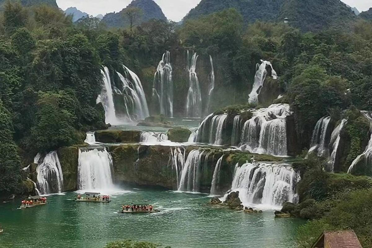 一群人在瀑布上的船上